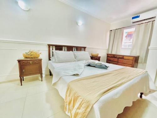 1 Schlafzimmer mit 2 Betten und 2 Nachttischen in der Unterkunft Amplio Depto excelente ubicación in Mendoza
