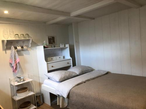 a small bedroom with a bed and a shelf at Appartements Wilma in Schladming