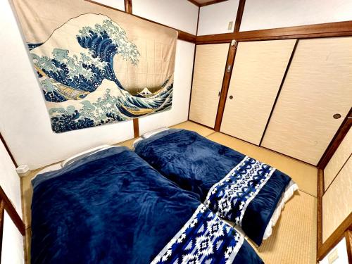 4 minute walk from the station,USJ33min KIX48min Namba10min, Convenience store, coin laundry, public bath, all 1 minute walk Kitakagaya INN OSAKA , 6 ppl, Near Namba to 10min,駅近徒歩4分一軒家貸切北加賀屋駅からなんば駅まで10分