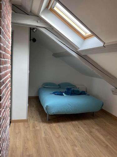 Ce lit se trouve dans un dortoir doté d'un plafond et de lucarnes. dans l'établissement Edouard 2. logement complet., à Charleville-Mézières