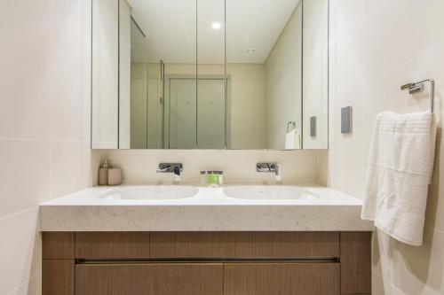 Luxe Living in Beachfront 2 Bedroom in Dubai Marina photo 3