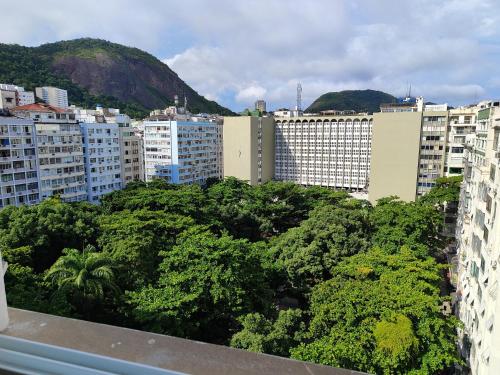 a view of a city with buildings and trees at A uma quadra da praia de Copacabana in Rio de Janeiro