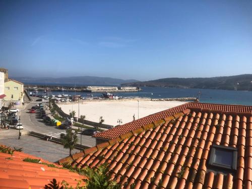 a view of a beach from a roof of a building at Dúplex OS BATANS in Laxe