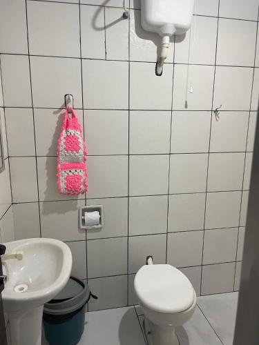 a bathroom with a toilet and a sink at Pousada Ambiente Familiar in Ponte Alta do Tocantins