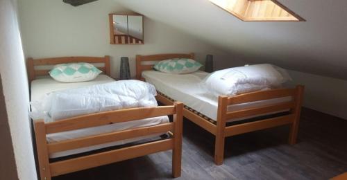 - deux lits jumeaux dans une chambre avec un toit dans l'établissement Maisonnette climatisée 6 personnes, à Argelès-sur-Mer