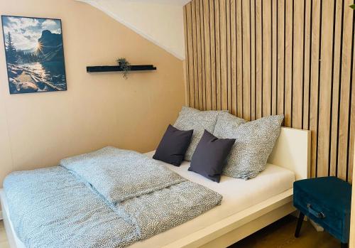 una camera da letto con un letto con cuscini sopra di Fewo an der Radau a Bad Harzburg