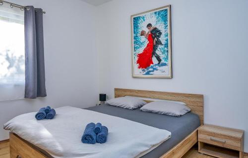 een slaapkamer met 2 aparte bedden en blauwe handdoeken bij Awesome Home In Rukavac With Wi-fi in Rukavac
