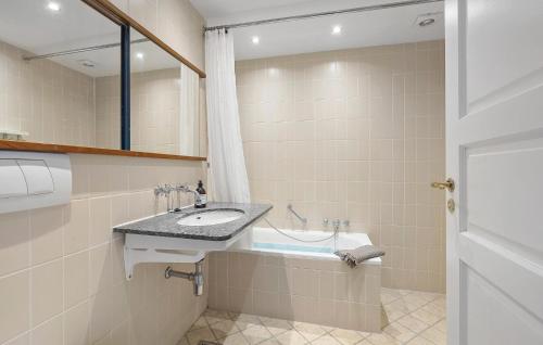 ein Badezimmer mit einem Waschbecken und einer Badewanne in der Unterkunft Beautiful Apartment In Helsingr With Wifi in Helsingør