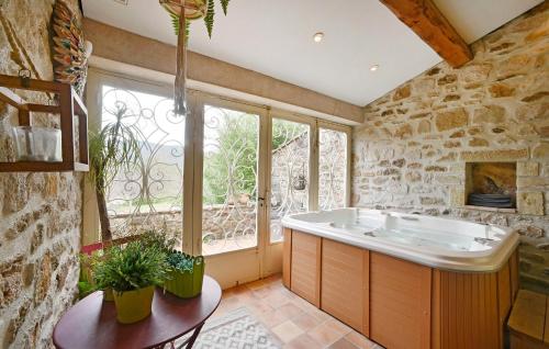 - une salle de bains avec baignoire dans une chambre avec fenêtre dans l'établissement 3 Bedroom Stunning Home In La Vernarède, à La Vernarède