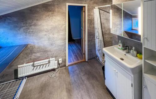 Nice Home In Uddevalla With Kitchen في Sundsandvik: حمام مع سرير بطابقين ومغسلة