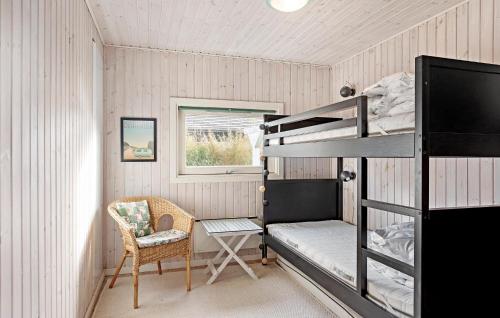 Habitación con litera, escritorio y silla. en 3 Bedroom Nice Home In Hornbk, en Hornbæk