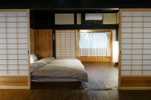 田辺市にあるRyunohara Hatagoの窓付きの部屋にベッド2台が備わる部屋