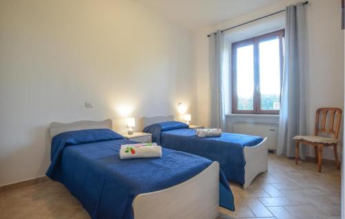 2 camas azules en una habitación con ventana en 4 Bedroom Amazing Home In Marsiliana, en Marsiliana