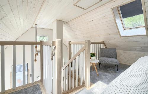 Zimmer im Dachgeschoss mit einem Bett und einem Stuhl in der Unterkunft Lovely Apartment In Tlen With Kitchen in Tleń
