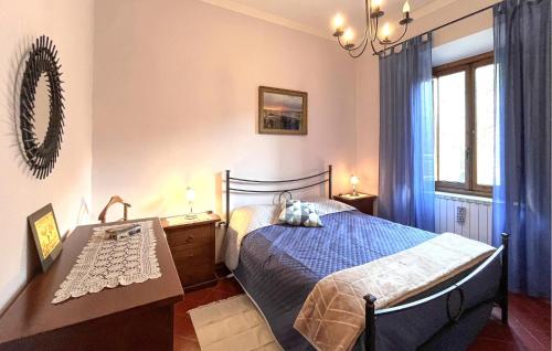 un dormitorio con una cama con un animal de peluche en Amazing Apartment In Papiano With House A Panoramic View, en Caiano