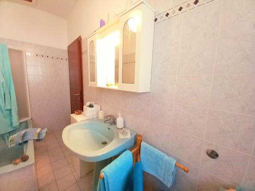 a bathroom with a sink and a shower and a mirror at La Maison des Rèves -Langhe Piemonte in Torre Bormida