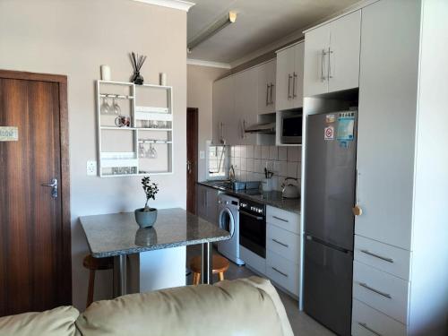 A kitchen or kitchenette at Blombos 10