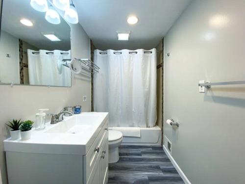 een witte badkamer met een wastafel en een toilet bij Near City/Airport, Large Deck, 2 BD, Long Stays in Carnegie