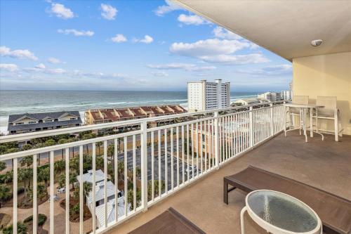 uma varanda com vista para o oceano em Sterling Shores 918 condo em Destin