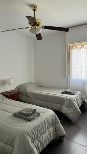 sypialnia z 2 łóżkami i wentylatorem sufitowym w obiekcie Premium apart nueva cordoba w Córdobie