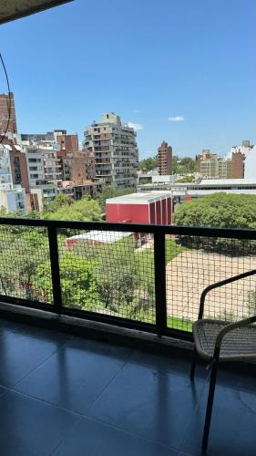 balkon z krzesłem i widokiem na miasto w obiekcie Premium apart nueva cordoba w Córdobie