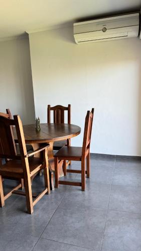 drewniany stół i krzesła w pokoju w obiekcie Premium apart nueva cordoba w Córdobie