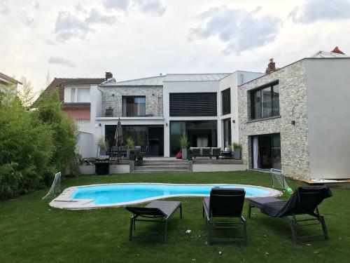 Photo de la galerie de l'établissement Chambre avec terrasse vue sur piscine, à Colombes