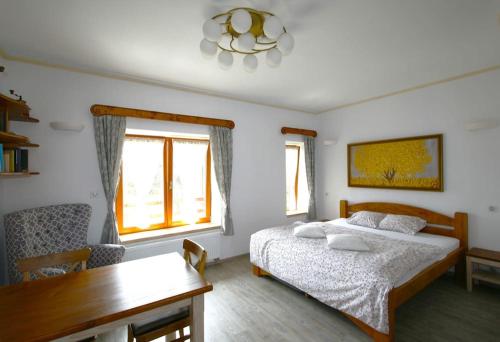 KoberovyにあるZlatý apartmán v soukromí Malá Skála Český Rájのベッドルーム1室(ベッド1台、デスク、窓付)