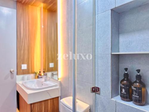 uma casa de banho com um lavatório, um WC e um espelho. em #11 Jesselton Quay City Pads Seaview Corner em Kota Kinabalu