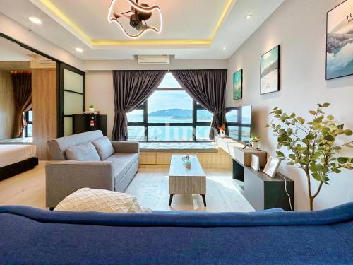 uma sala de estar com um sofá e uma mesa em #11 Jesselton Quay City Pads Seaview Corner em Kota Kinabalu