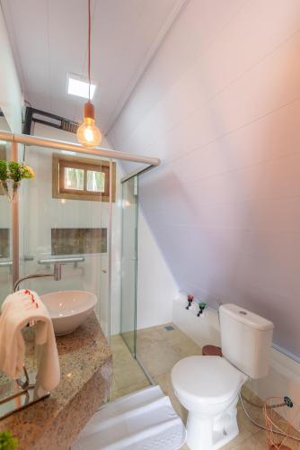 a bathroom with a toilet and a sink at Pousada Dona Carmita in Brumadinho