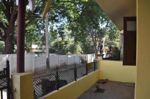 valla con vistas a la calle y a los árboles en Virndawan House en Maheshwar
