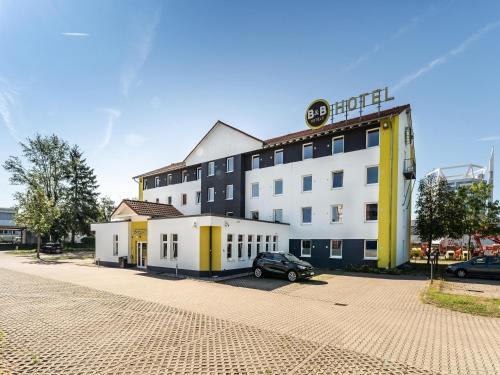 un hotel con un coche aparcado delante de él en B&B Hotel Freiburg-Nord en Friburgo de Brisgovia