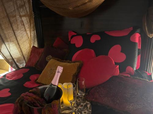 uma garrafa de vinho sentada numa cama com copos em Home Rome Lepanto em Roma