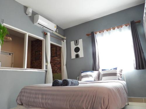 una camera da letto con un grande letto e una finestra di 888 private room family a Mu Si