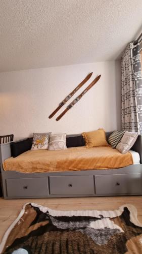 - un lit dans une pièce avec un mur dans l'établissement La cabane, à Huez