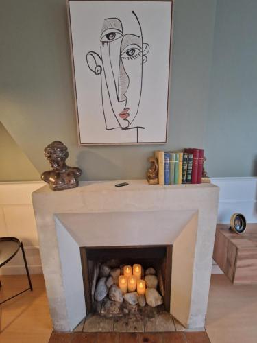 a living room with a fireplace with eggs in it at "Ô Tour's Angels" A Côté in Tours