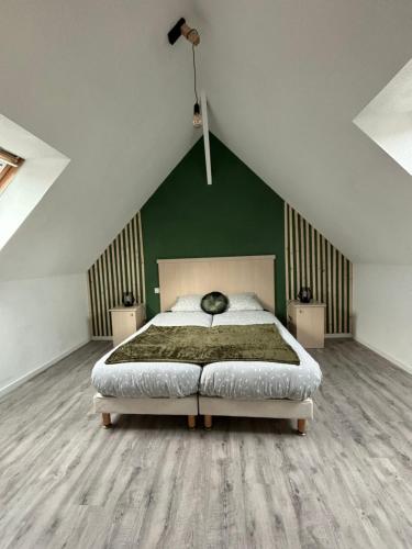 une chambre avec un lit et un mur végétal dans l'établissement maison avec piscine, au Tronchet