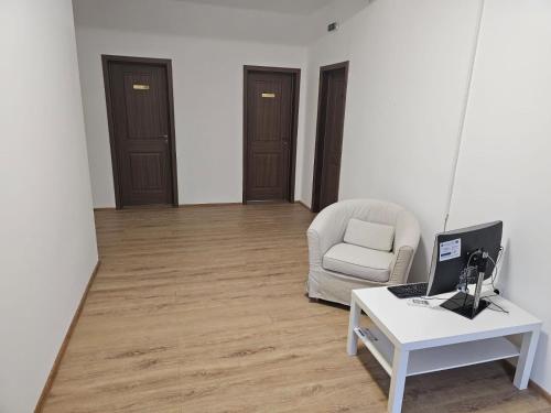 a room with a chair and a desk with a computer at Casa Dragoste in Someşu Cald