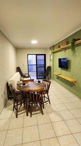 - une salle à manger avec une table et des chaises dans l'établissement Apartamento Praia Grande Aviação 50m praia, à Praia Grande