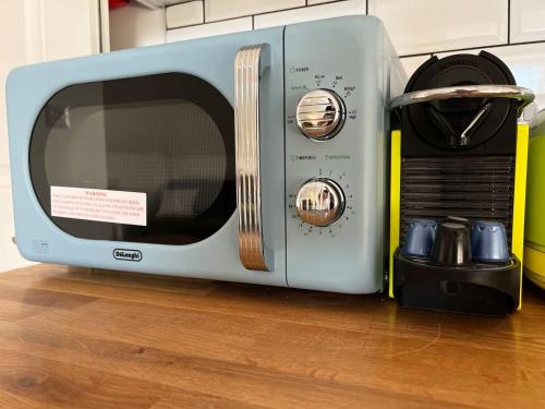 a microwave oven sitting on top of a kitchen counter at Pass the Keys Lovely 1-bedroom flat in St Leonards on Sea in Hollington