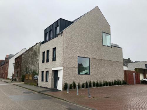 un gran edificio de ladrillo en una calle de la ciudad en Stilvolles Zimmer mit Bad im historischen Stadtkern von Xanten, en Xanten