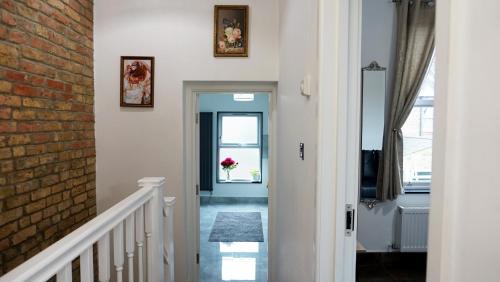 Luxury London house sleeps 13, 2 minutes to metro photo 3