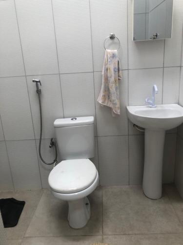 La salle de bains est pourvue de toilettes et d'un lavabo. dans l'établissement Casa em Ilha da Crôa - AL, à Barra de Santo Antônio