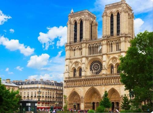 a large cathedral with a blue sky in the background at Villa Hélène in Créteil