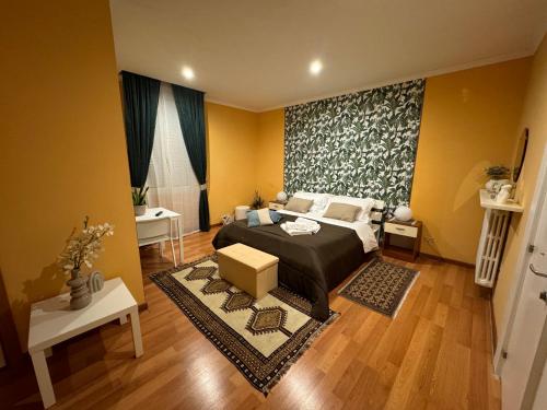 ein Schlafzimmer mit einem Bett und ein Wohnzimmer in der Unterkunft Casina Dei Marsi in Avezzano
