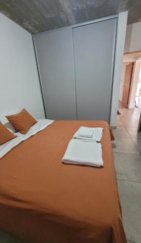 a bedroom with a bed with two towels on it at Casa Buda in Almafuerte