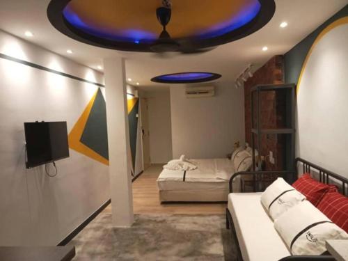 Cette chambre dispose d'un lit et d'un plafond bleu. dans l'établissement Smile Hotel Cheras Taman Segar, à Kuala Lumpur