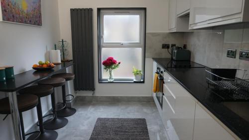 Luxury London house sleeps 13, 2 minutes to metro photo 12