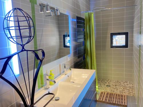 y baño con lavabo y espejo. en Belle villa en Provence, en Lançon-Provence